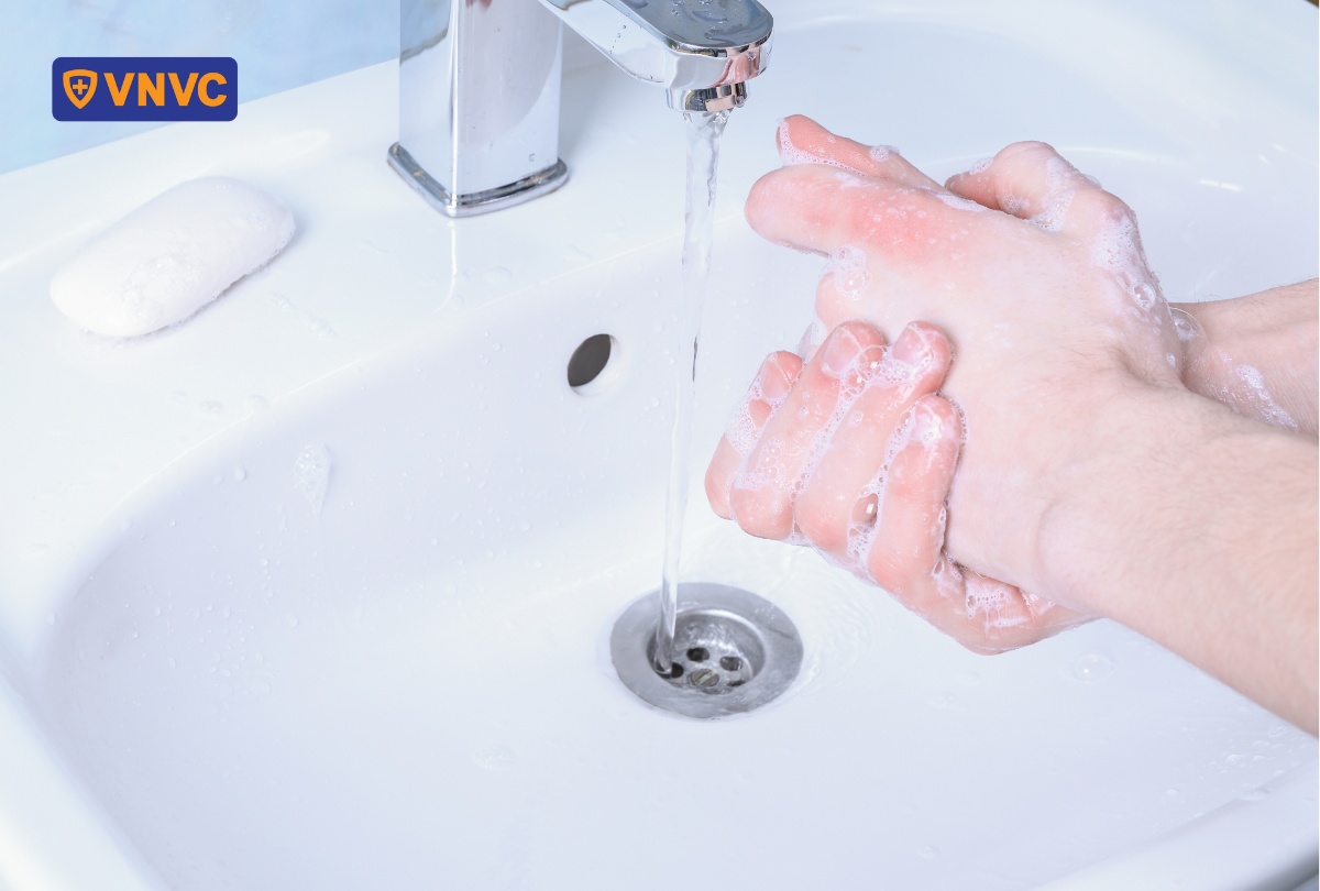 rửa tay với xà phòng