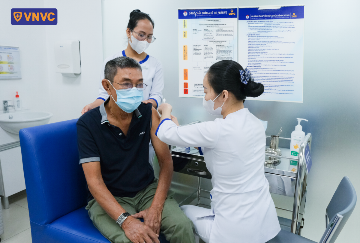 tiêm cho chú trung niên