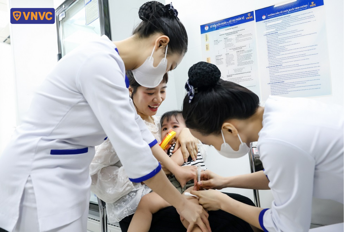 tiêm vắc xin cho em bé gái