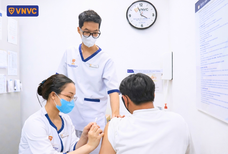 tiêm vắc xin hpv cho nam thanh niên