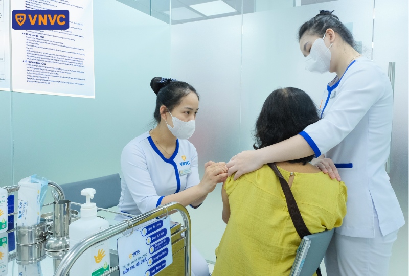 tiêm vắc xin phòng bệnh