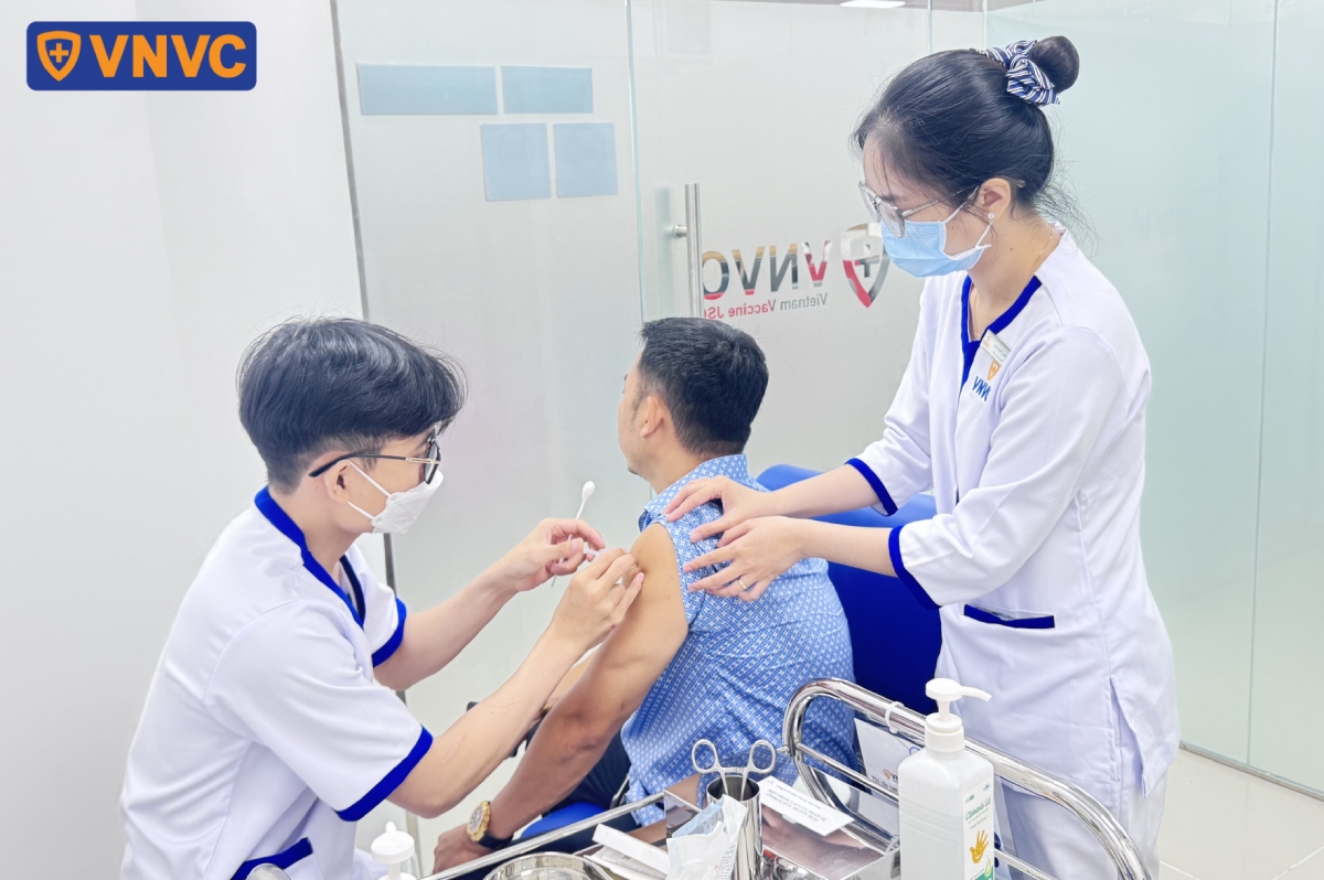 tiến hành tiêm chủng cho khách trung niên