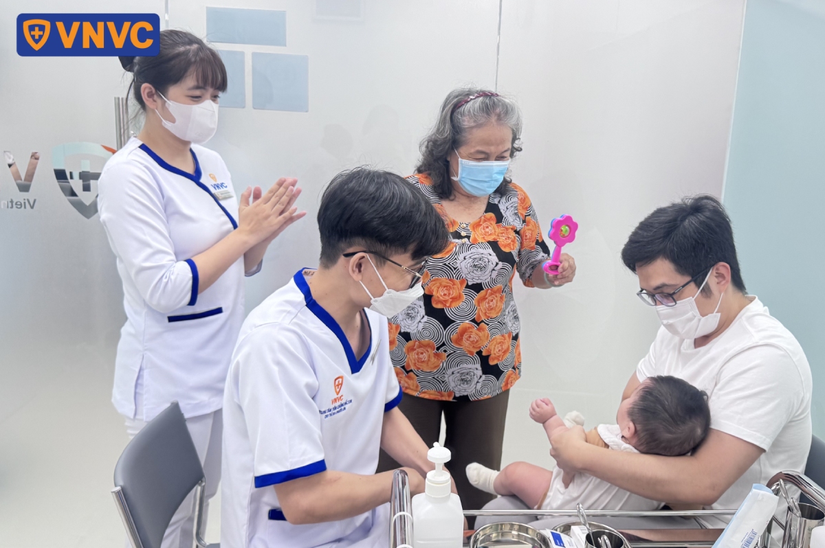 tiến hành tiêm chủng cho trẻ nhỏ