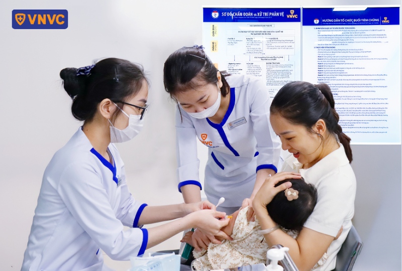 trẻ em tiêm vắc xin tại vnvc