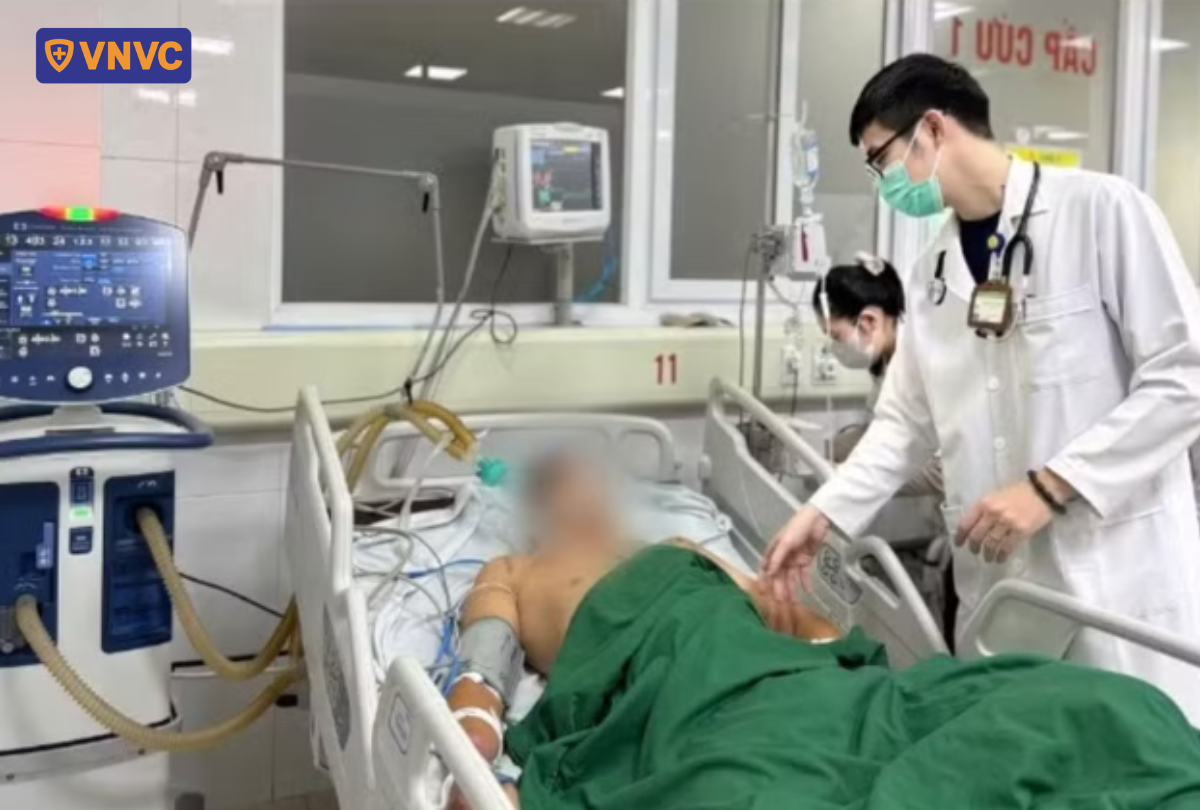 bác sĩ khám cho bệnh nhân nằm trên giường bệnh