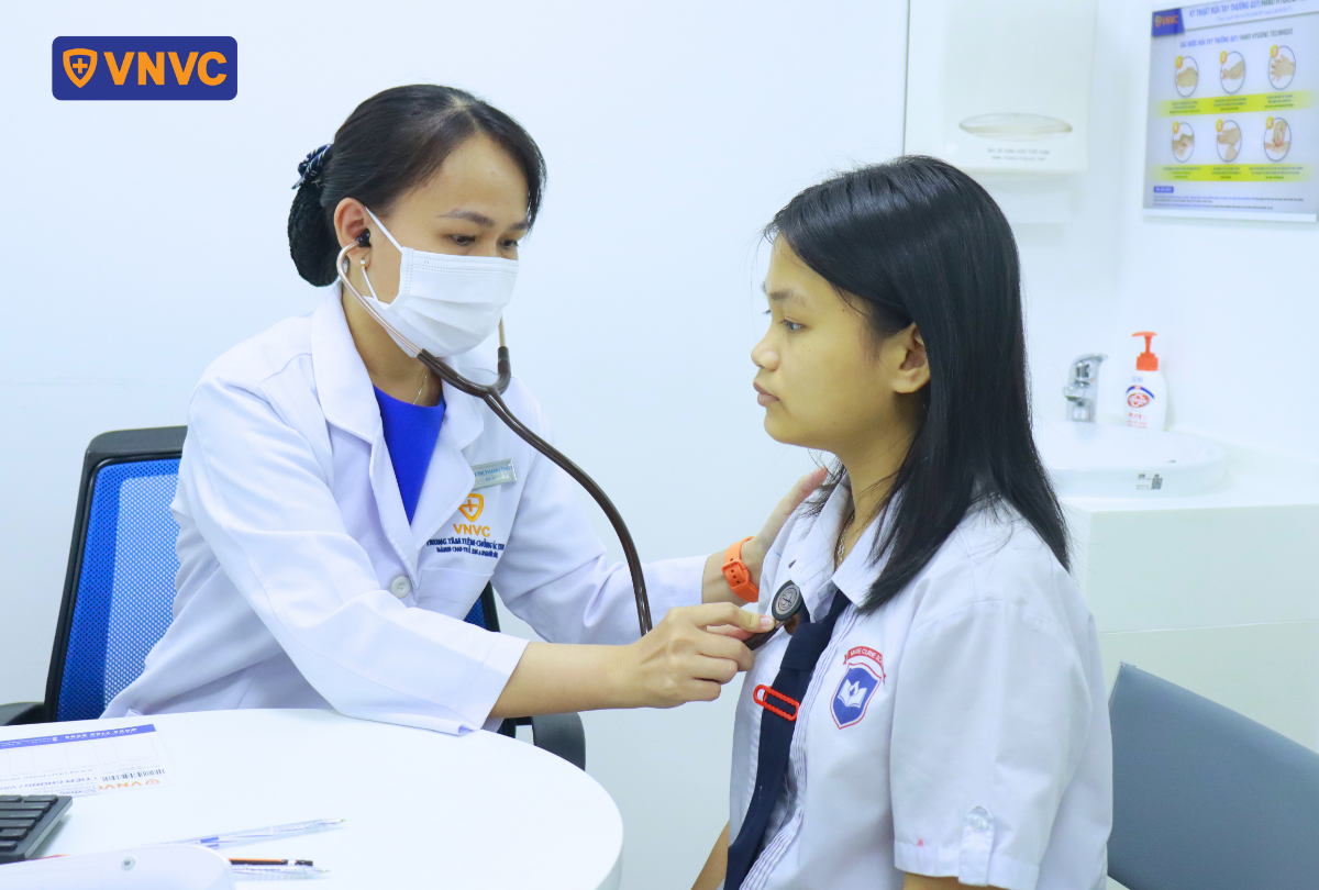 bác sĩ khám học sinh