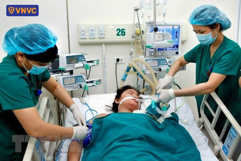 bác sĩ tích cực điều trị bệnh nhân não mô cầu