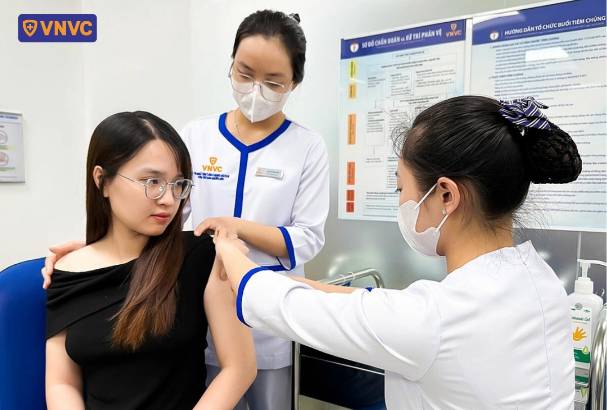 bạn nữ tiêm phòng