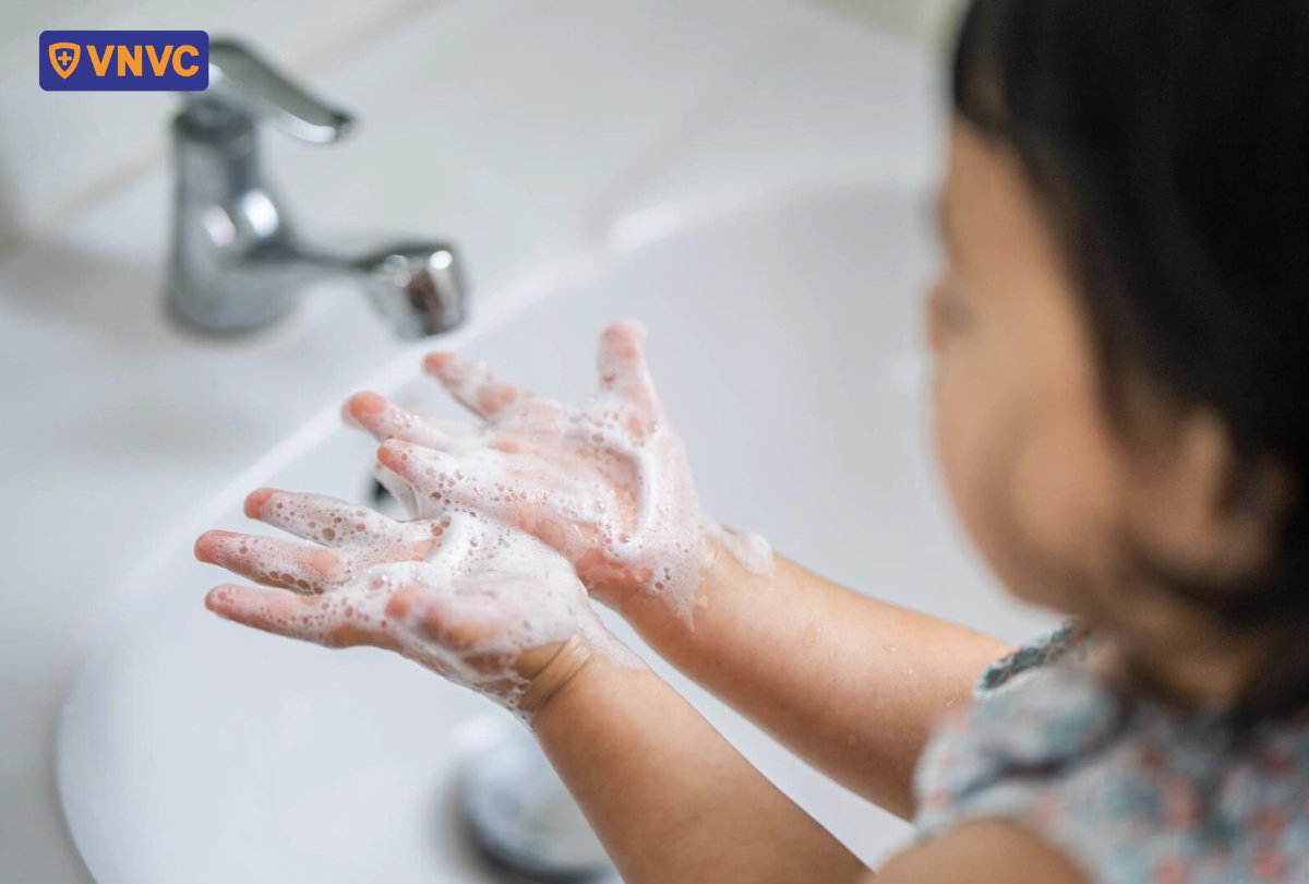 bé rửa tay với xà phòng