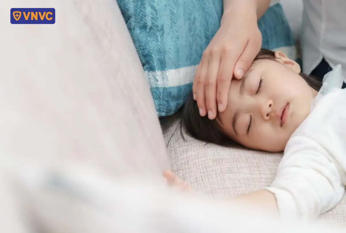 chạm tay vào trán bé gái