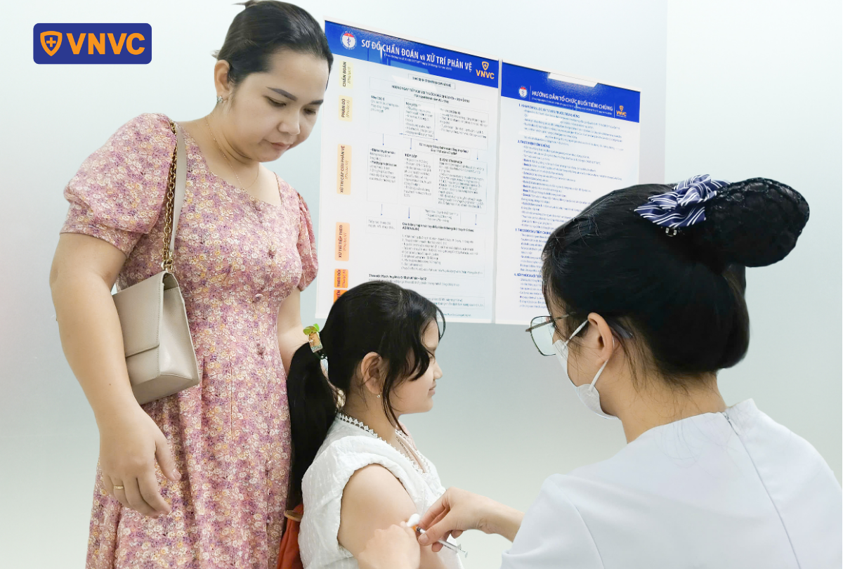 chích ngừa cho bé gái