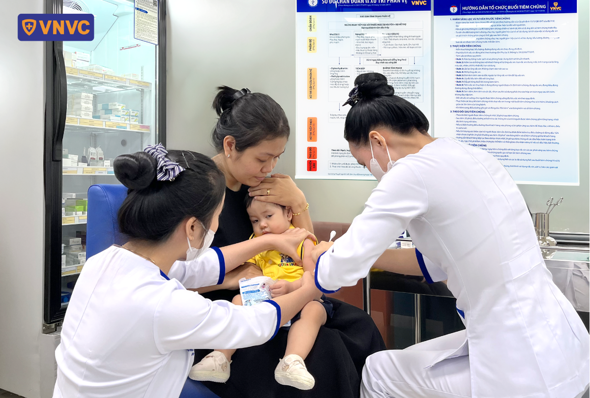 chích ngừa cho bé trai