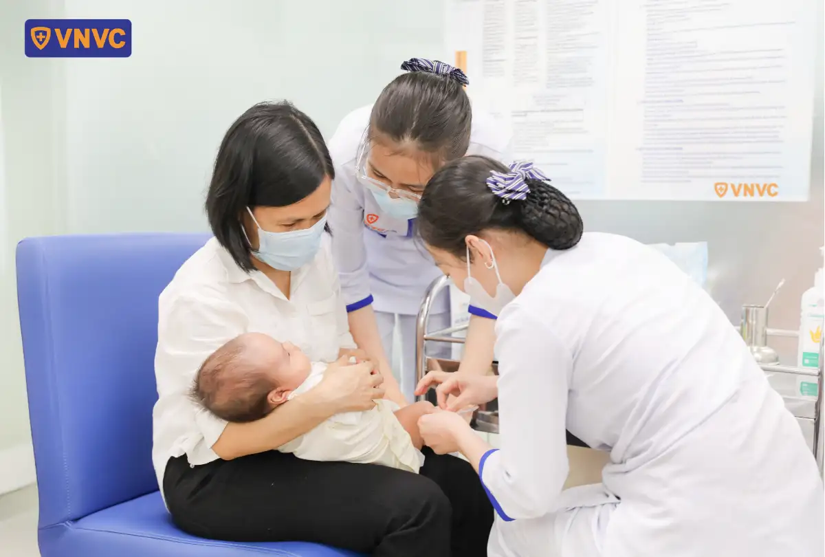 chích ngừa cho em bé