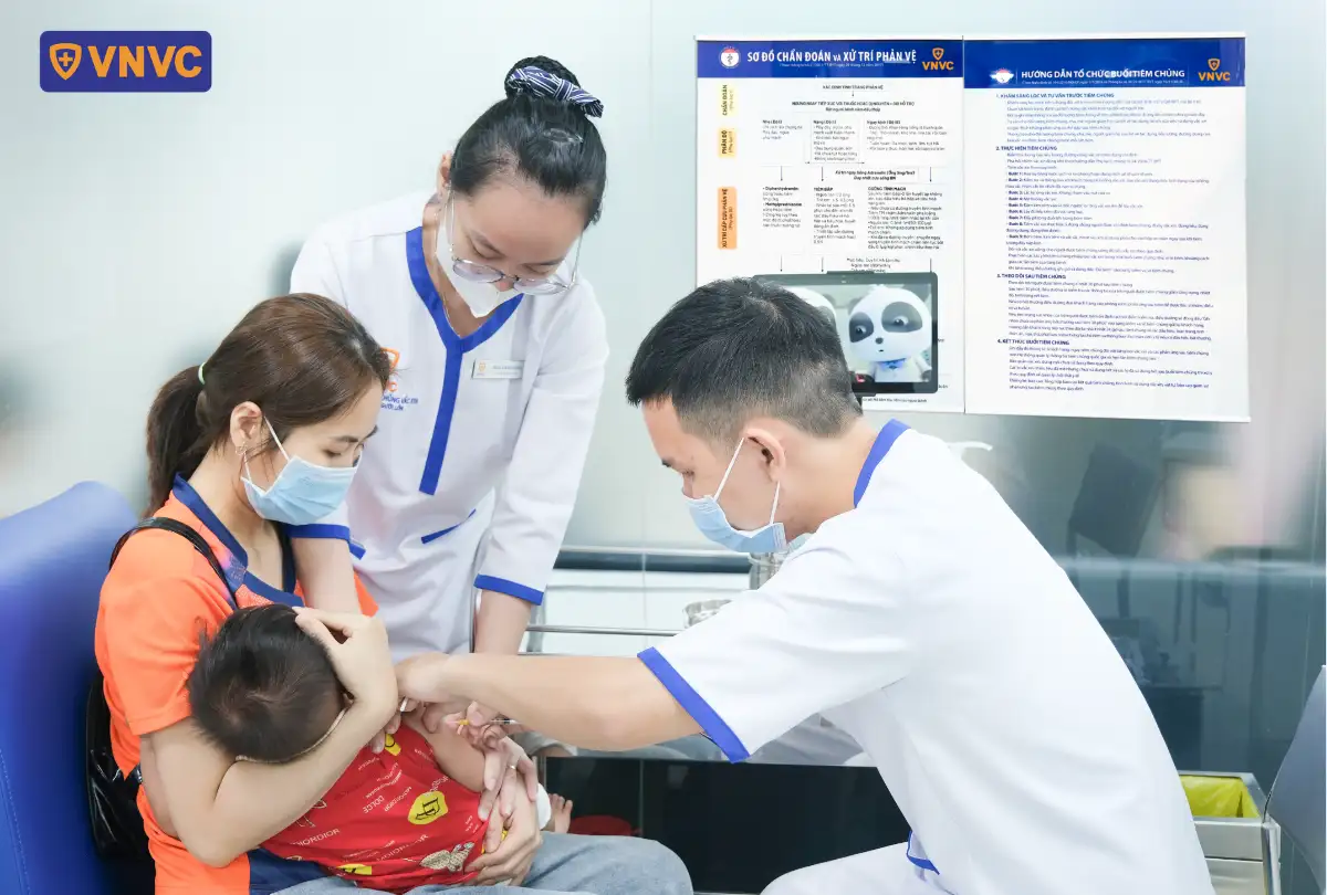chích ngừa cho trẻ con