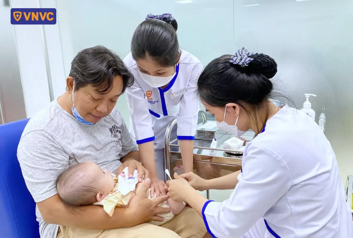 chích ngừa cho trẻ nhỏ
