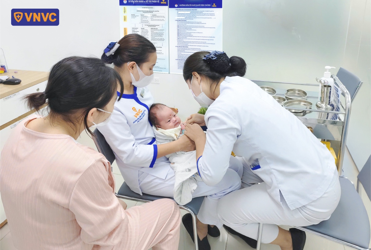 điều dưỡng tiêm vắc xin cho bé nhỏ