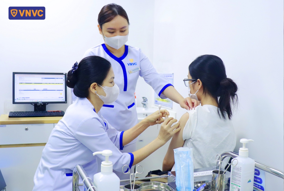 điều dưỡng tiêm vắc xin