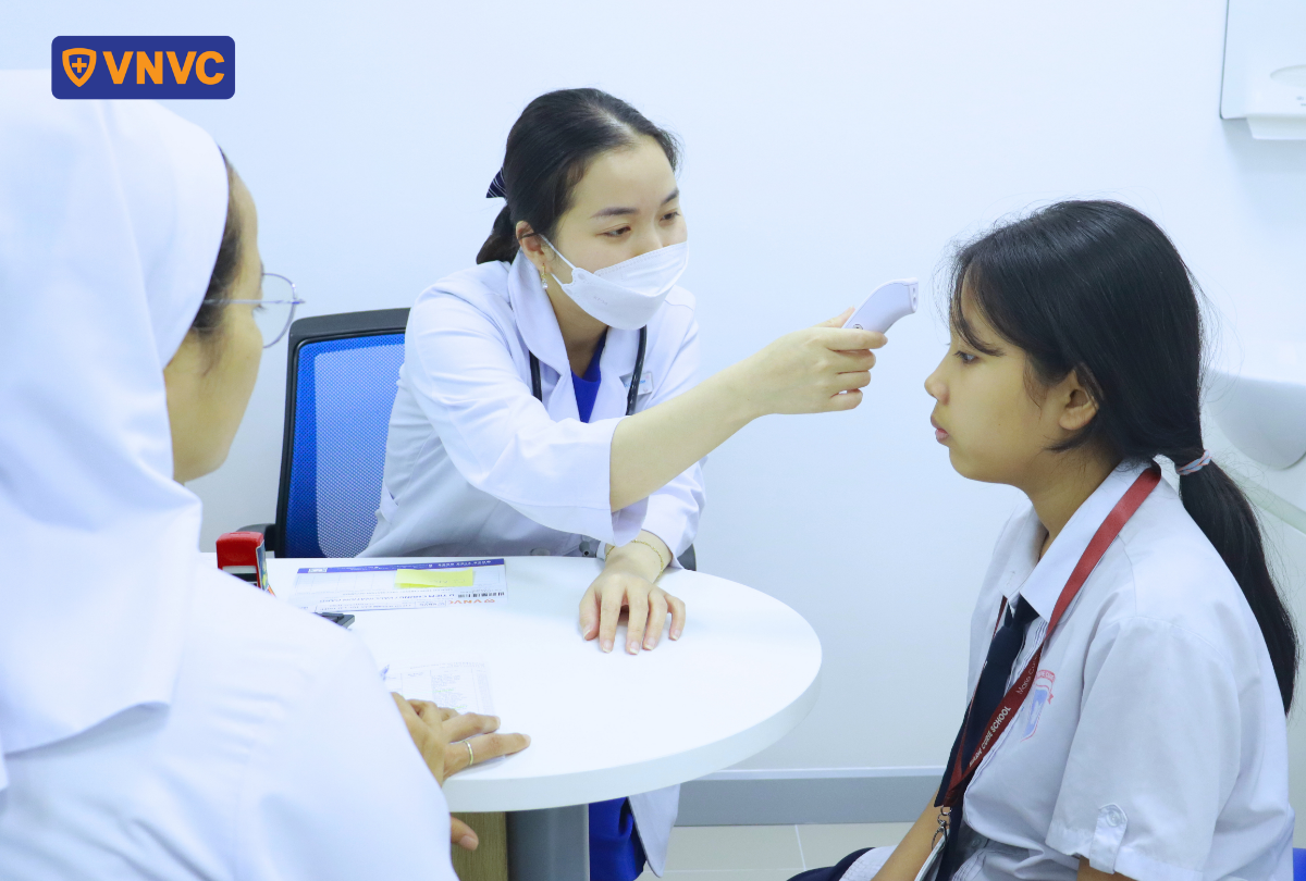 đo nhiệt độ cho học sinh