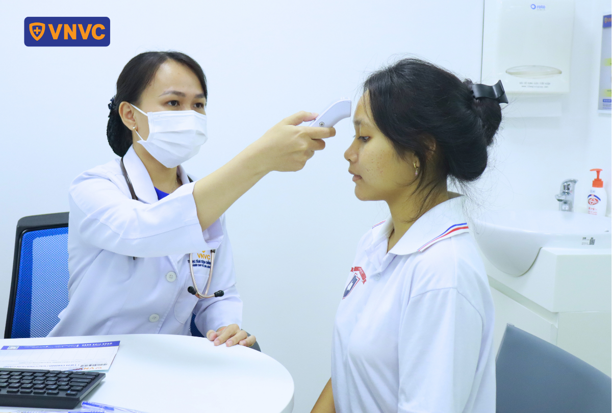 đo nhiệt độ trán cho học sinh nữ