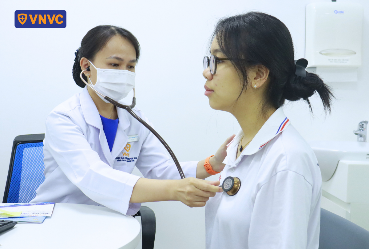 khám bênh cho bé gái