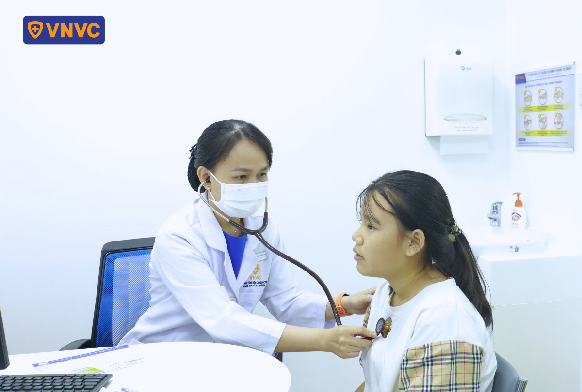 khám cho em bé gái