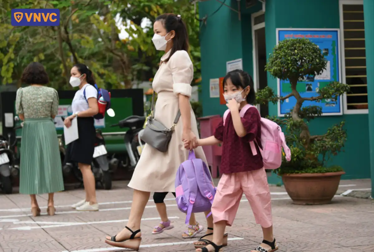 mẹ dẫn bé đi học