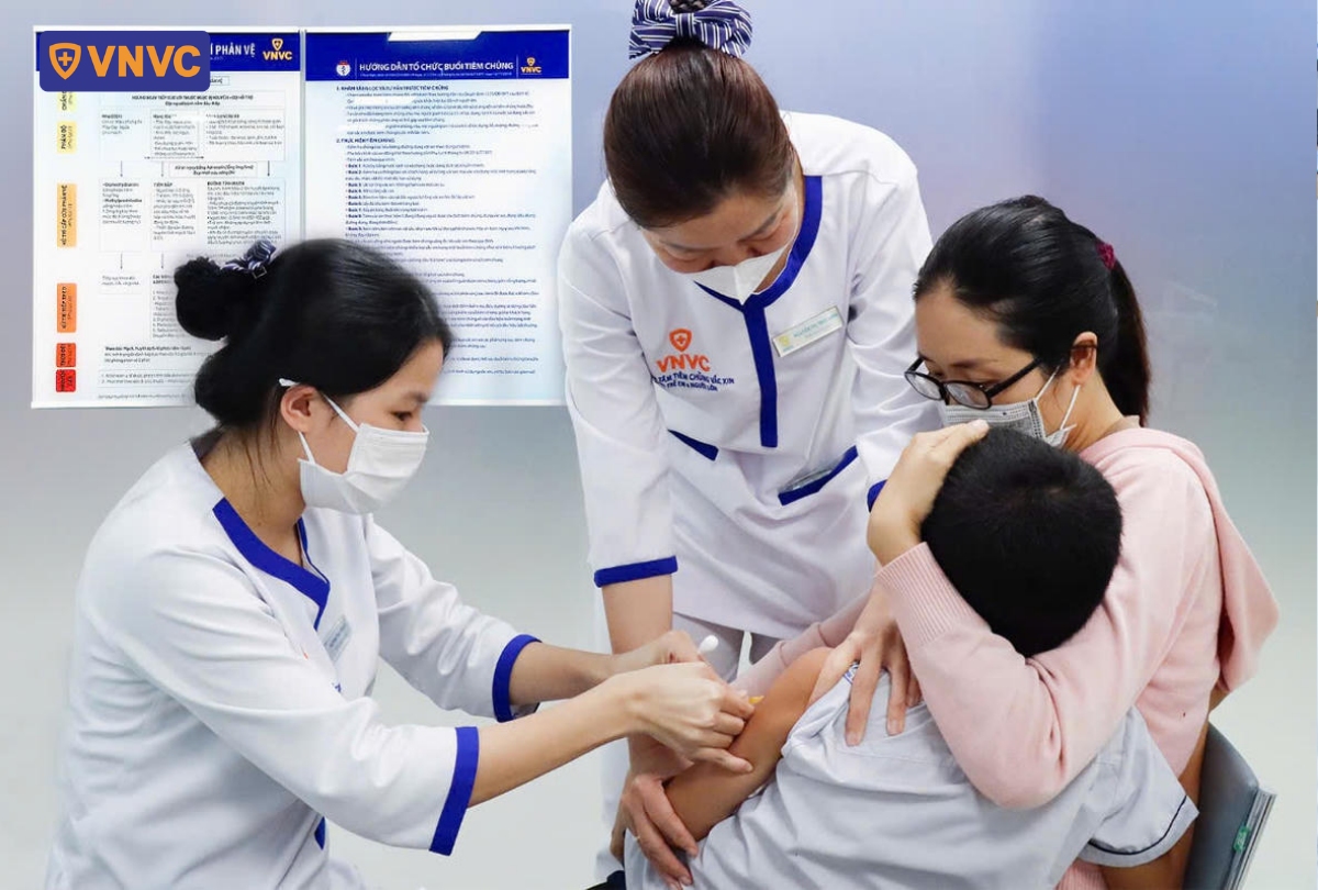 mẹ dẫn trẻ đi tiêm phòng cúm