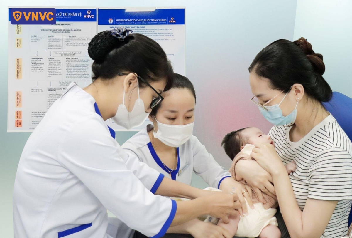mẹ đưa bé đi tiêm vắc xin não mô cầu tại vnvc