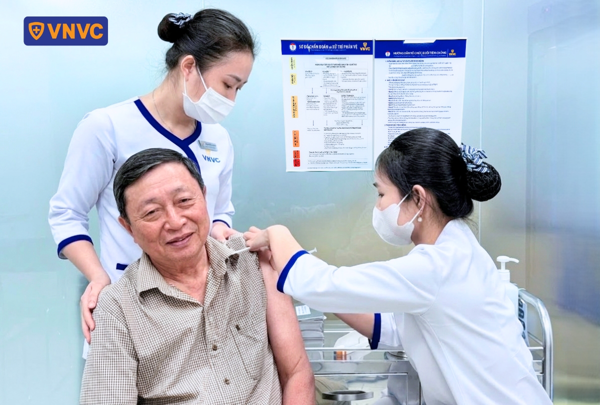 người cao tuổi tiêm vắc xin để duy trì miễn dịch