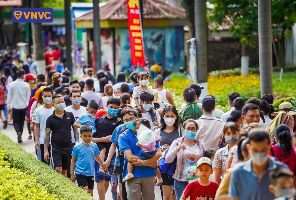 người dân đeo khẩu trang khi ra đường