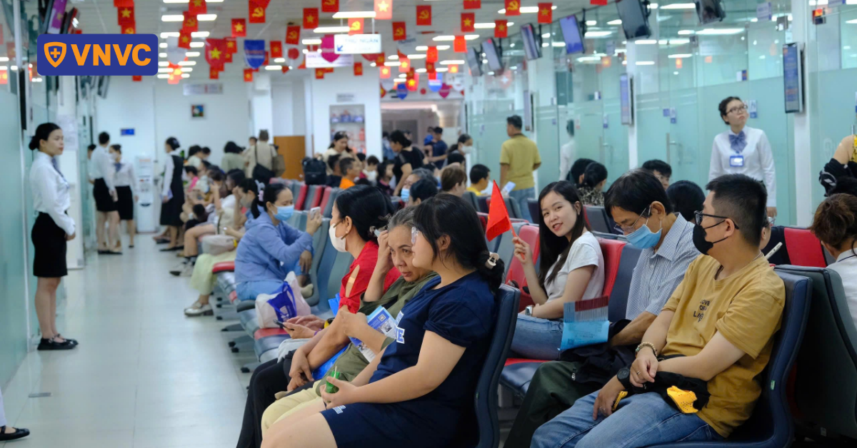 người dân ngồi chờ tiêm