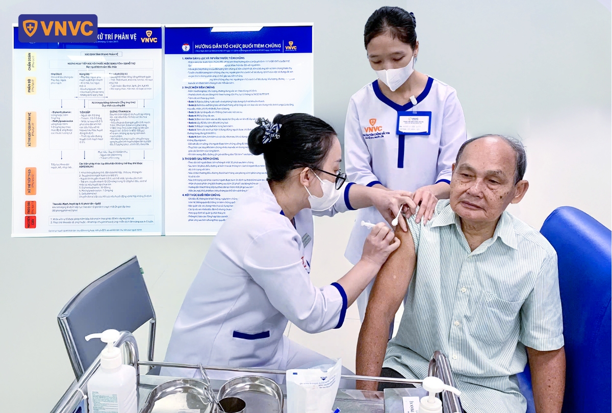 người dân tiêm vắc xin dại tại vnvc