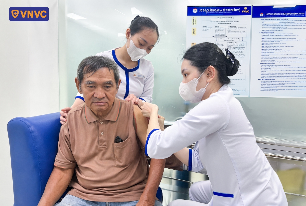 người già tiêm phòng dại tại vnvc