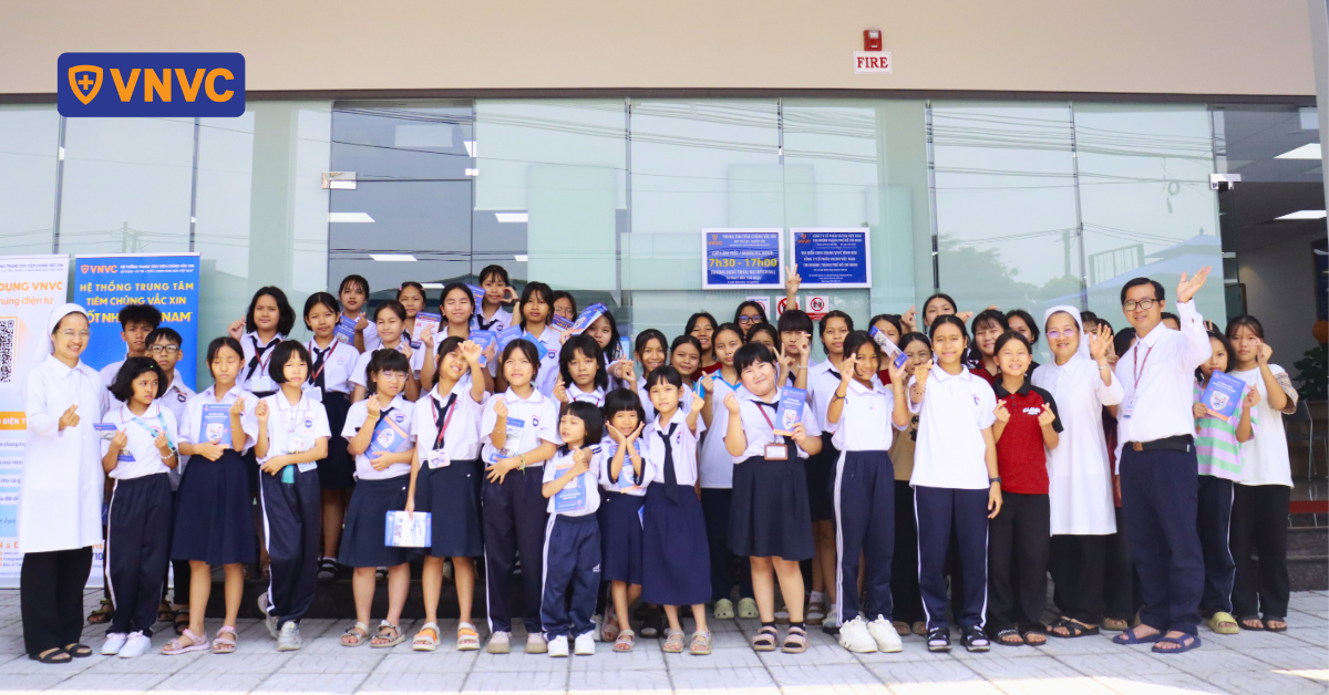 nhiều trẻ em chụp hình