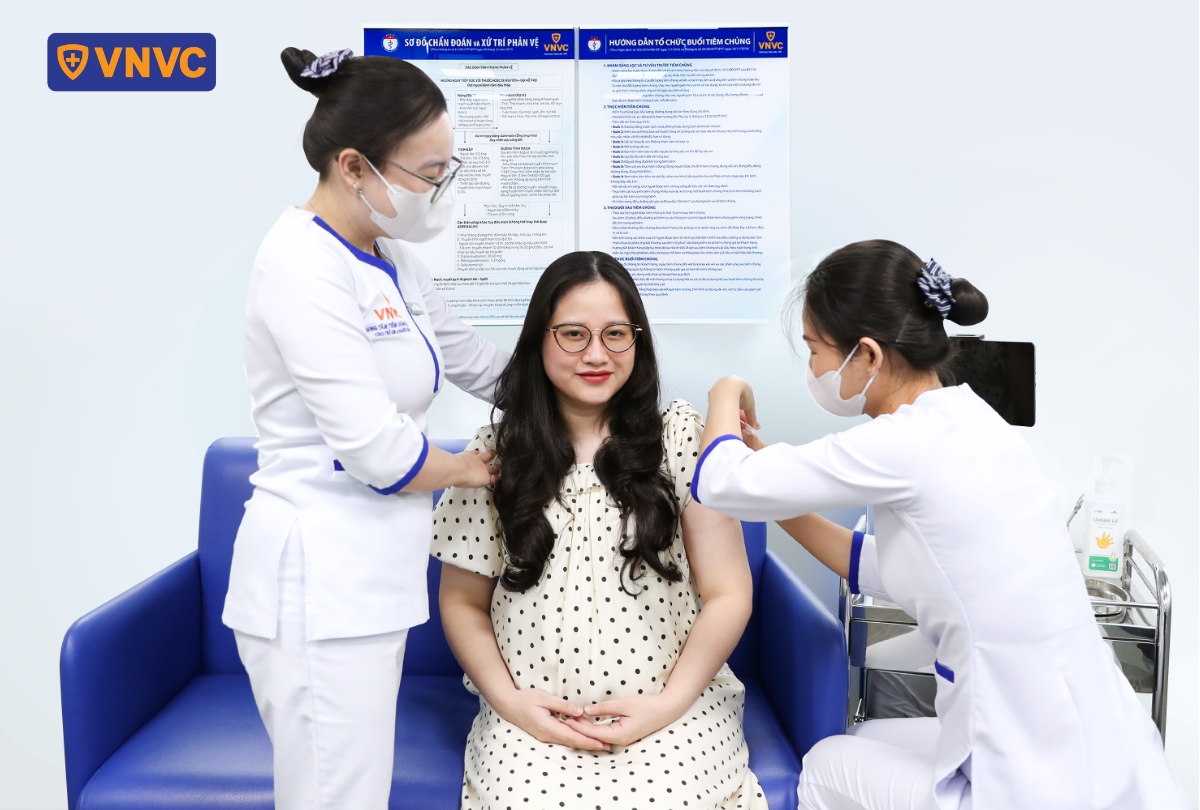 phụ nữ mang thai cũng cần tiêm vắc xin đúng lịch