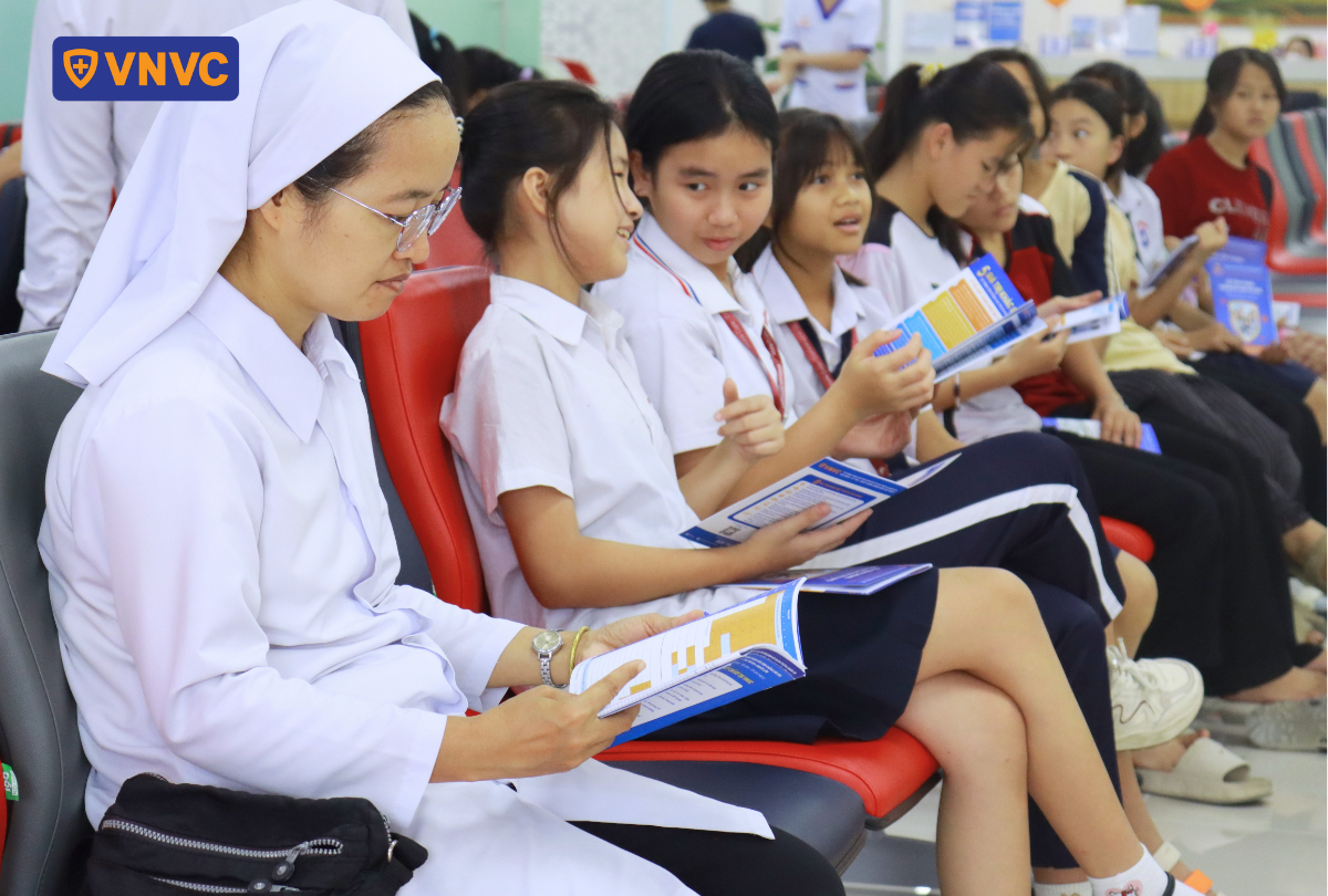 phụ nữ và trẻ em ngồi