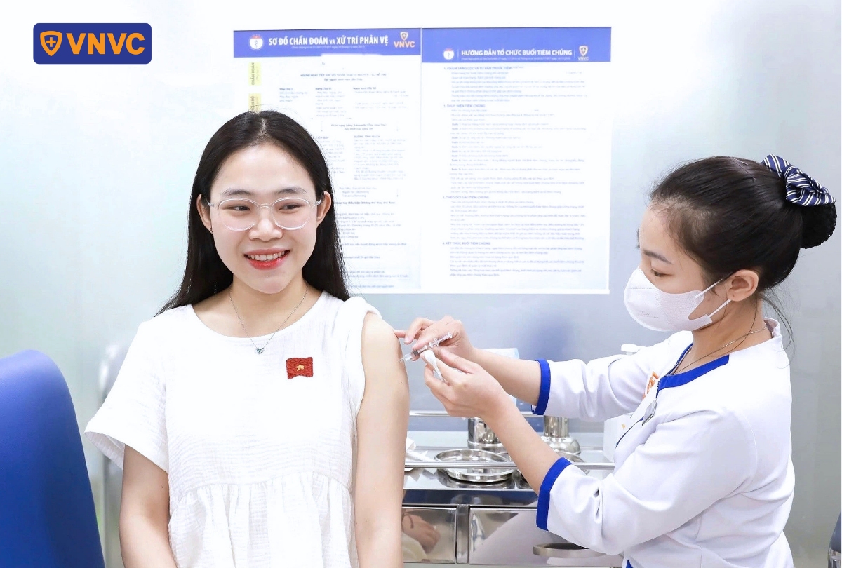 thanh thiếu niên tiêm vắc xin tại vnvc