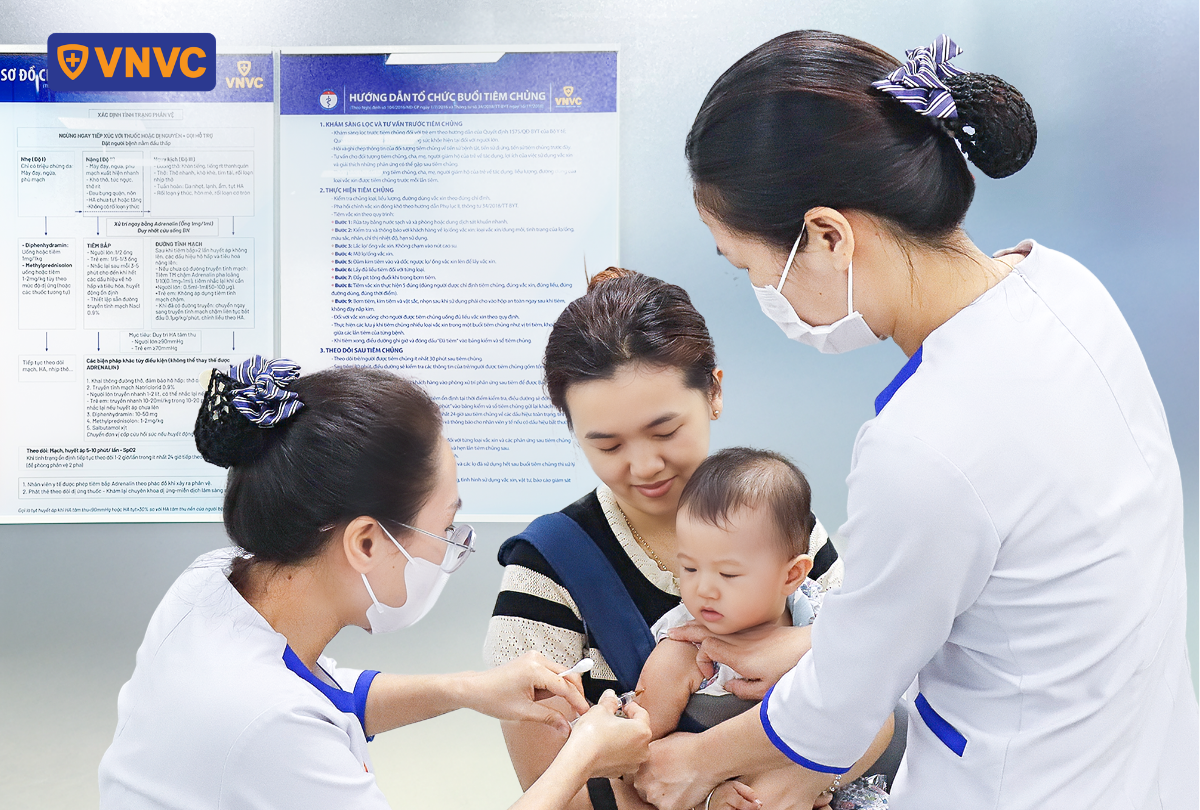 tiêm cho em bé nhỏ