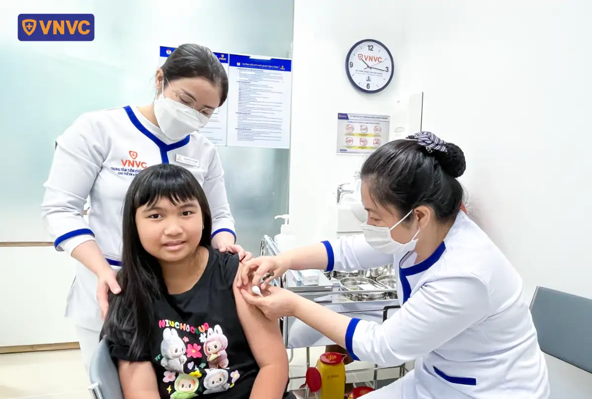 tiêm chủng cho bé gái