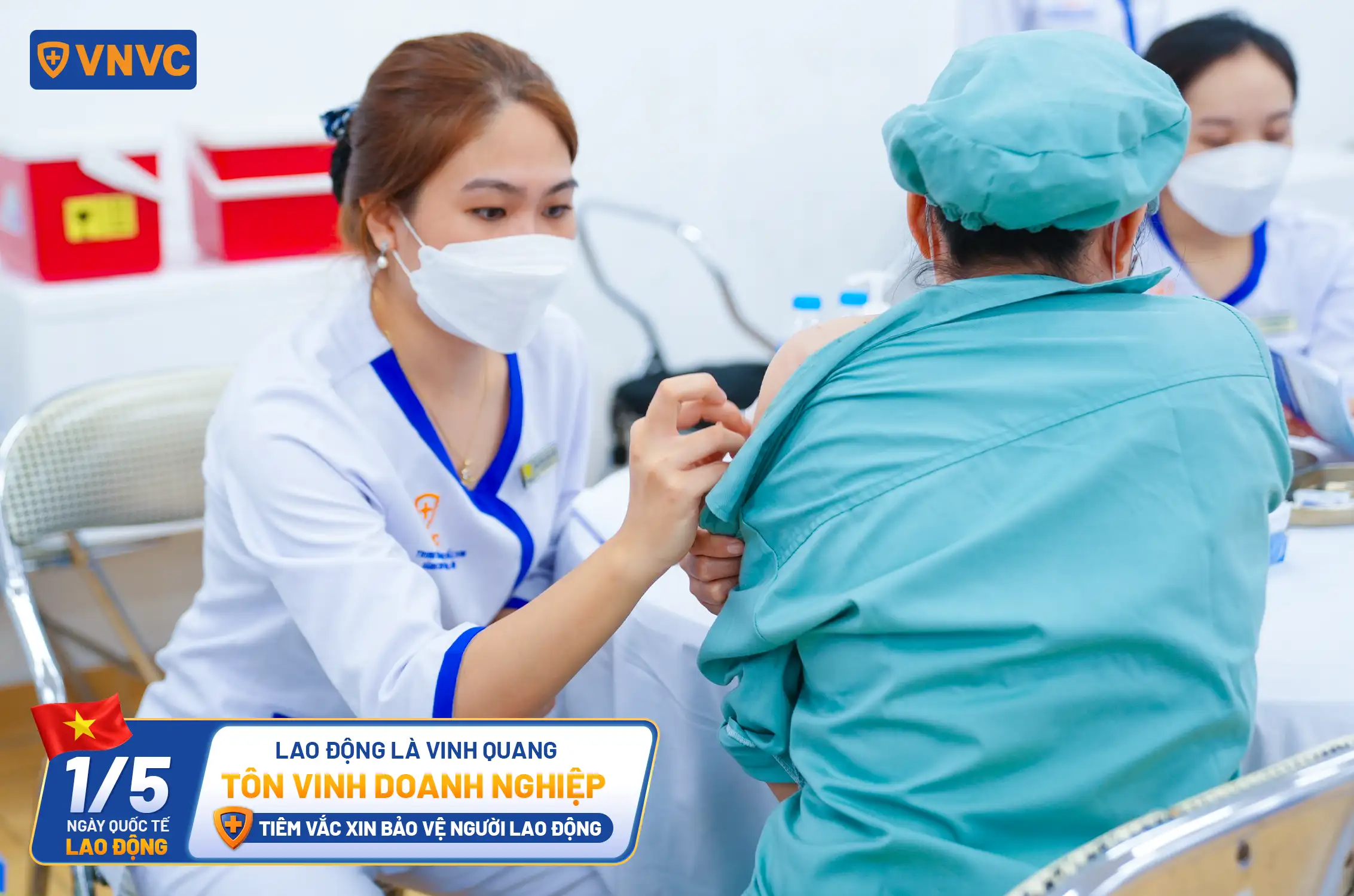 tiêm vắc xin cho công nhân
