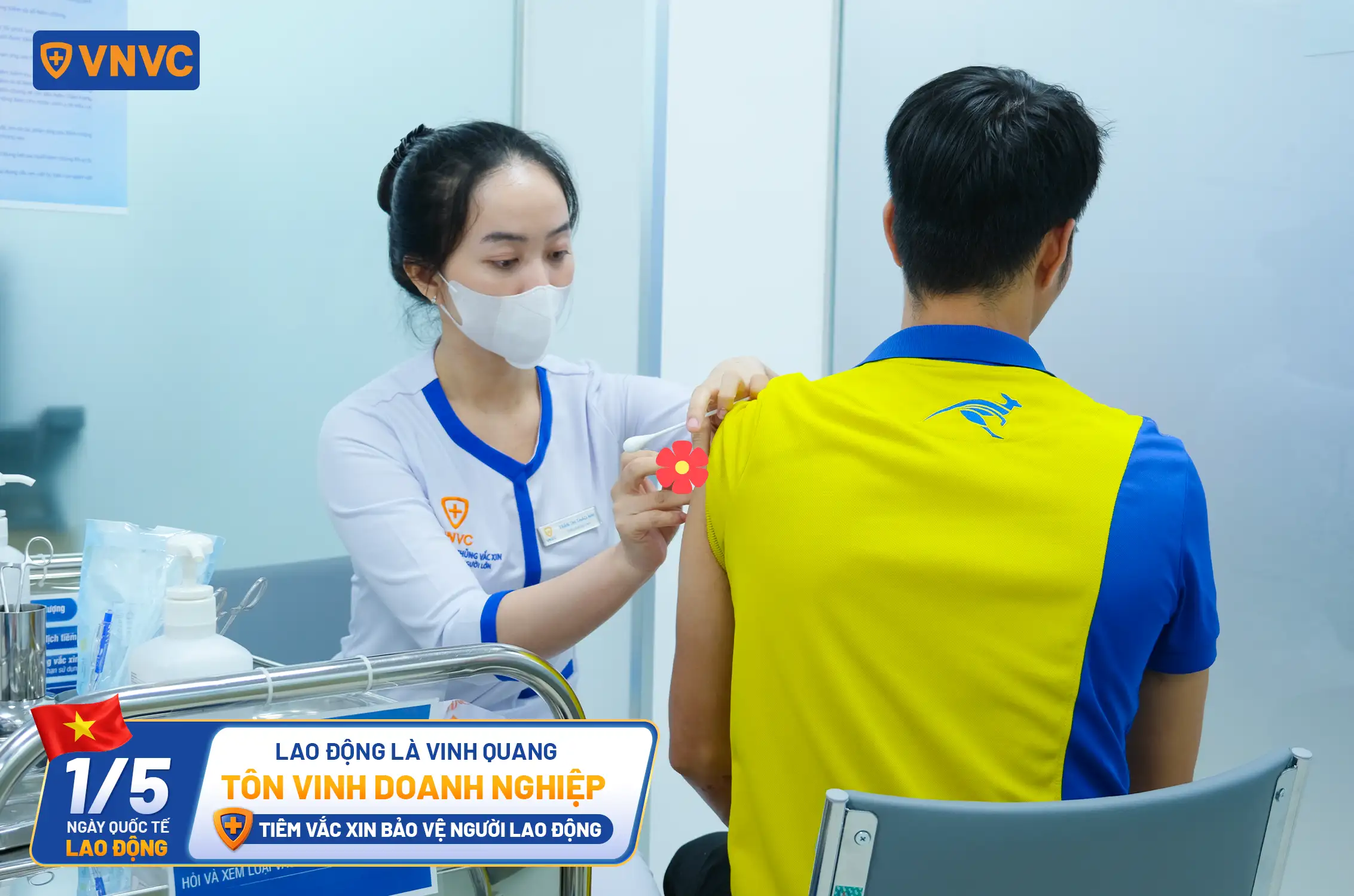 tiêm vắc xin cho nam thanh niên