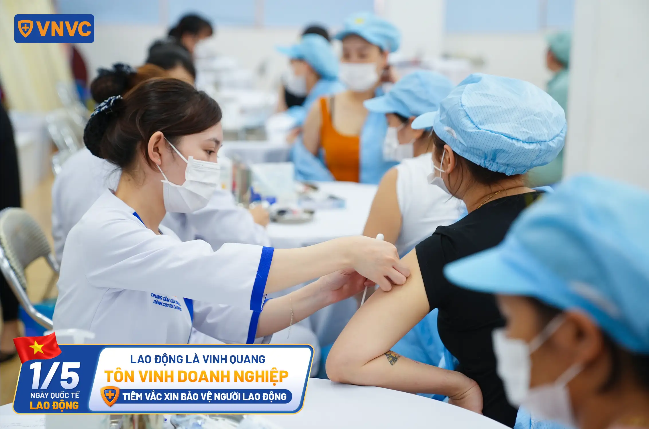 tiêm vắc xin cho nhiều công nhân