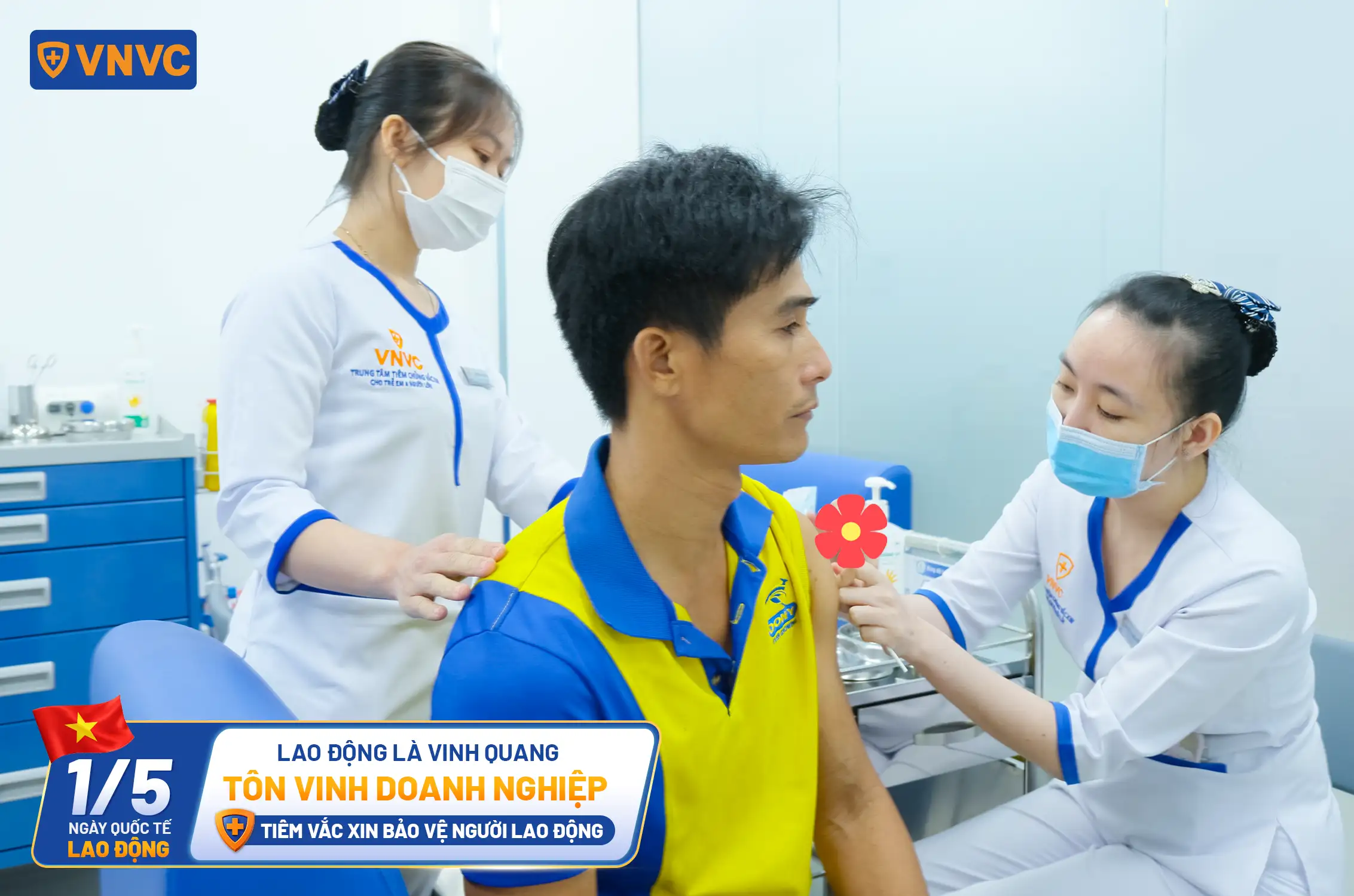 tiêm vắc xin cho thanh niên