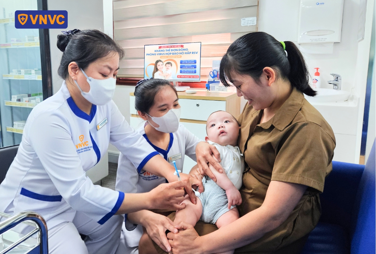 tiêm vắc xin cho trẻ ở 2 năm đầu đời