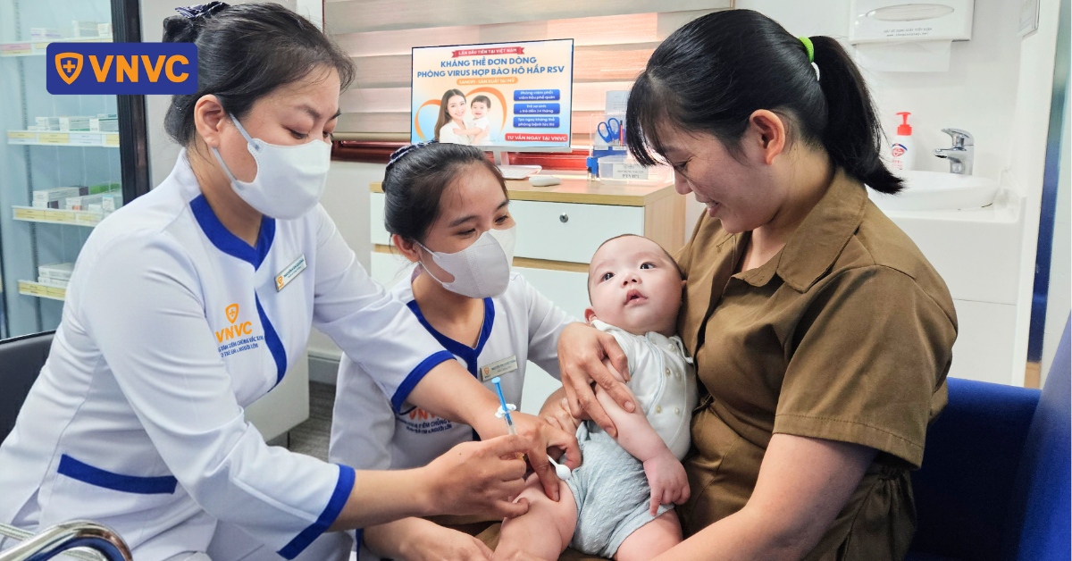 tiêm vắc xin vào đùi bé