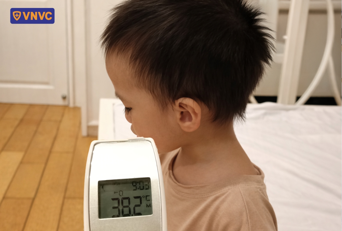 trẻ bị sốt nhiệt độ cao