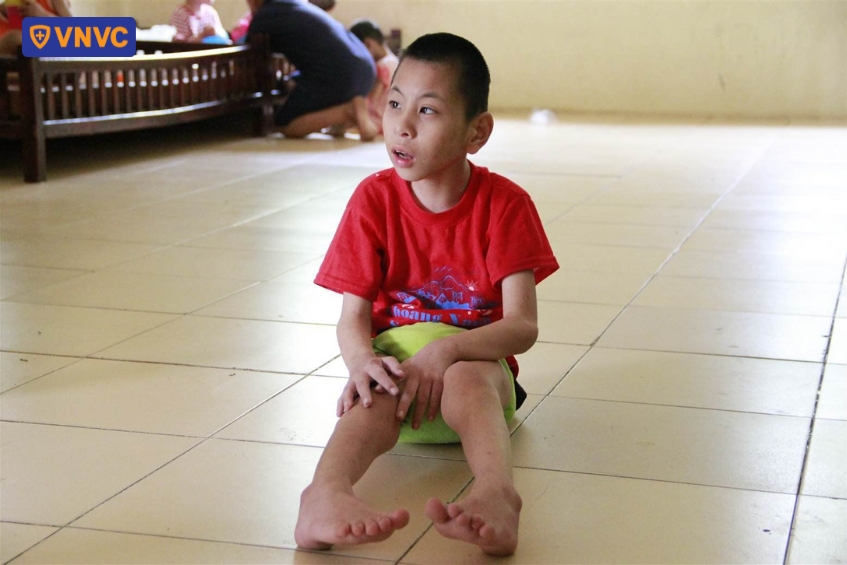 trẻ em bị ảnh hưởng nặng nề từ bệnh bại liệt