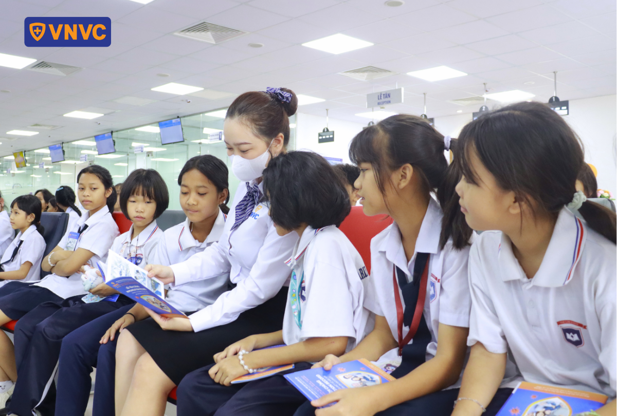 trẻ em ngồi xếp hàng