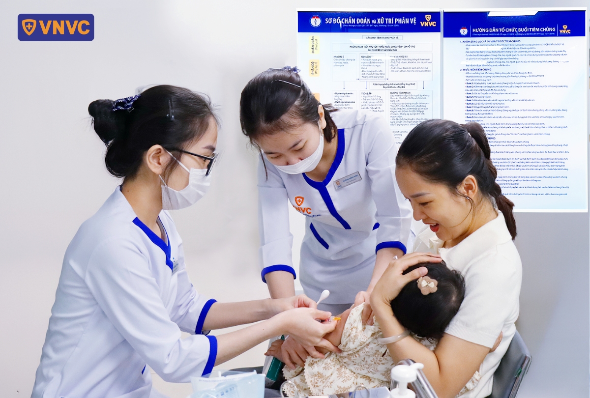 trẻ nhỏ tiêm phòng bệnh tại vnvc