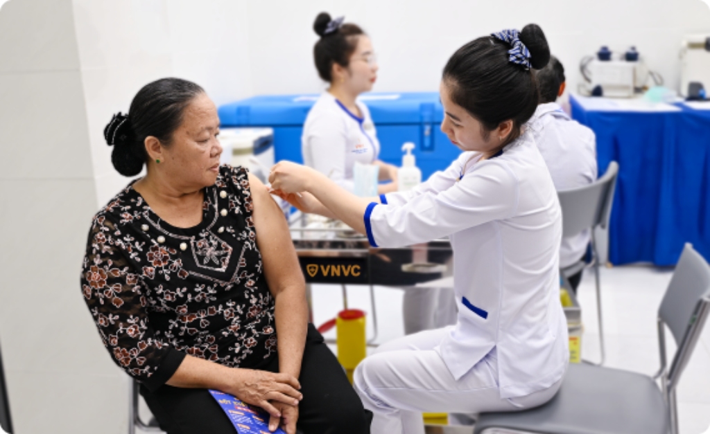 bà cụ đang được tiêm cúm miễn phí